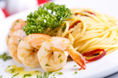 karides ve spagetti