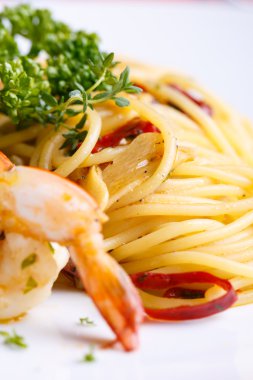 karides ve spagetti