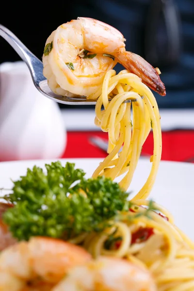 Gamberetti e spaghetti — Foto Stock