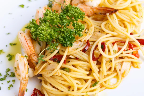 Camarones y espaguetis — Foto de Stock