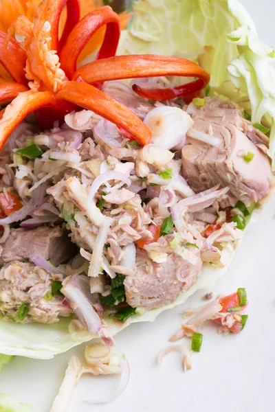 Kryddig tonfisk sallad med citrongräs och ung ingefära, thailändsk mat — Stockfoto