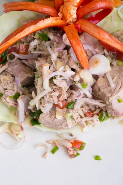 Пряный салат из тунца с лимонной травой и молодая имбирь, тайская еда — стоковое фото