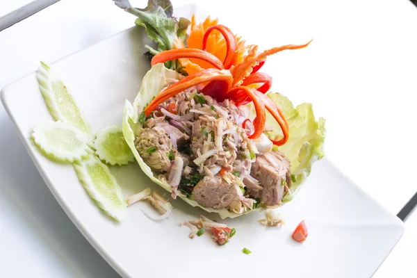 Salada de atum picante com capim limão e gengibre jovem, comida tailandesa — Fotografia de Stock