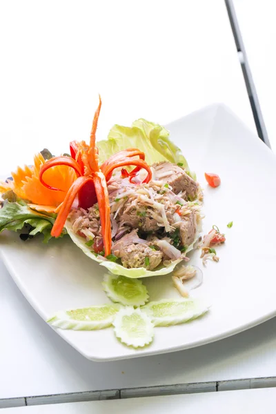 Salada de atum picante com capim limão e gengibre jovem, comida tailandesa — Fotografia de Stock