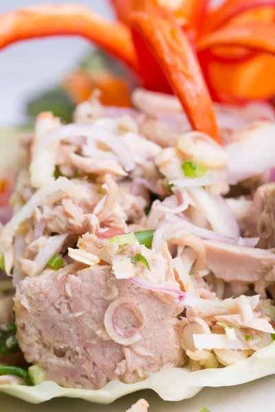 Kryddig tonfisk sallad med citrongräs och ung ingefära, thailändsk mat — Stockfoto