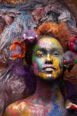 Kadın parlak makyaj ve vücut sanatı