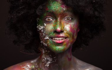 Fantezi kız yüz sanat ve vücut sanatı ile boyalı