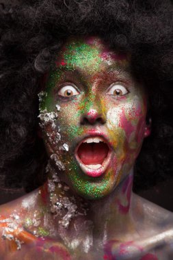 Fantezi kız yüz sanat ve vücut sanatı ile boyalı