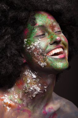 Fantezi kız yüz sanat ve vücut sanatı ile boyalı