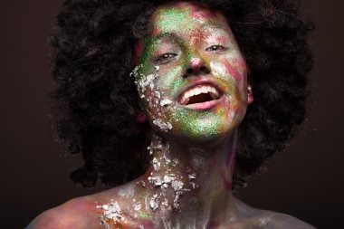 Fantezi kız yüz sanat ve vücut sanatı ile boyalı