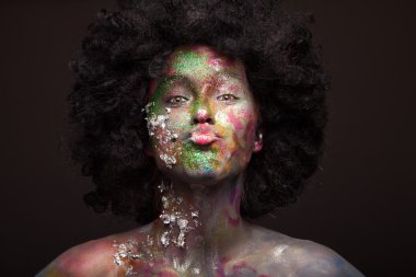 Fantezi kız yüz sanat ve vücut sanatı ile boyalı