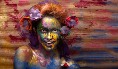 Kırmızı saçlı kadın yüz sanatı ile