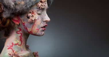 gri saç ve yaratıcı yüz sanat kadın ile