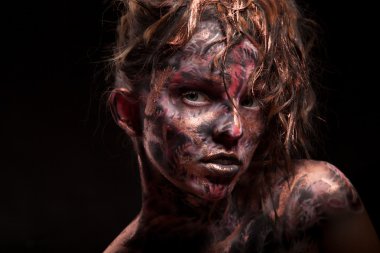 Karanlık boyalı yüz sanat kızla