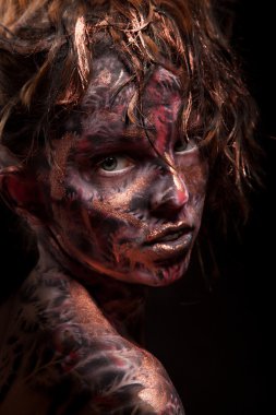 Karanlık boyalı yüz sanat kızla