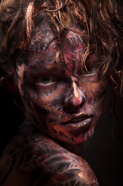 Karanlık boyalı yüz sanat kızla