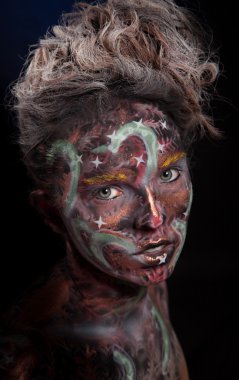 Karanlık boyalı yüz sanat kızla
