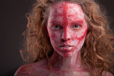 Kırmızı göz gölgeler ve yüz sanat ile kız