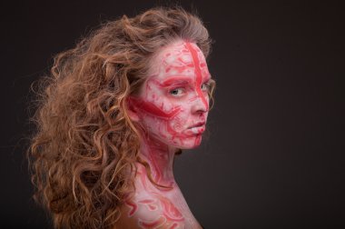 Kırmızı göz gölgeler ve yüz sanat ile kız