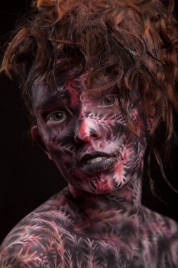 Karanlık boyalı yüz sanat kızla