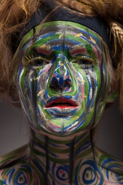 Geleneksel Afrika kabile yüz boyama kadınla