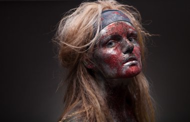 Dişi şeytan yüz sanatı ile