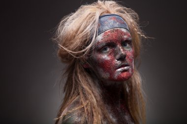 Dişi şeytan yüz sanatı ile