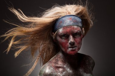 Dişi şeytan yüz sanatı ile