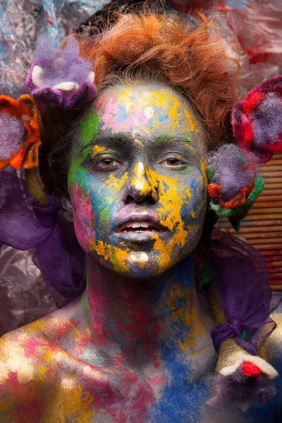 Kadın parlak makyaj ve vücut sanatı