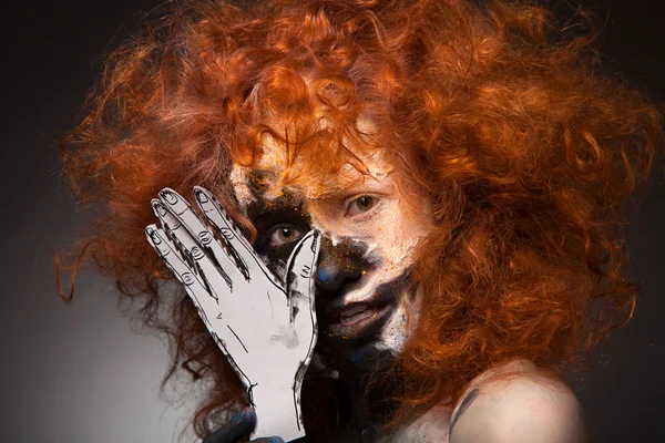 Czerwone włosy kobieta z sztuka twarz — Zdjęcie stockowe
