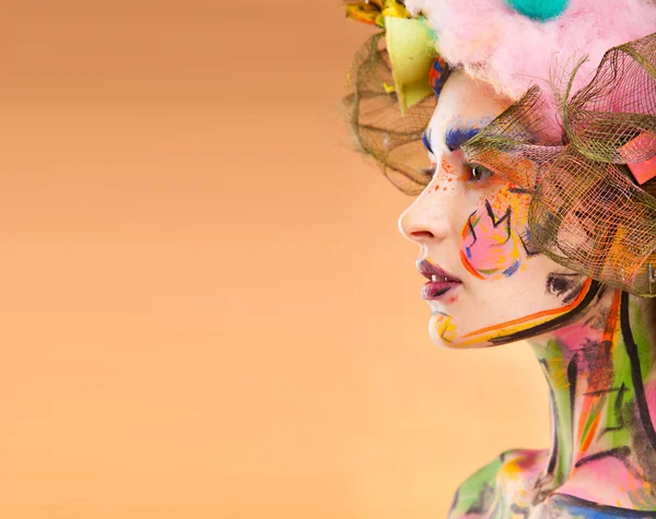 Donna con viso di colore brillante arte — Foto Stock