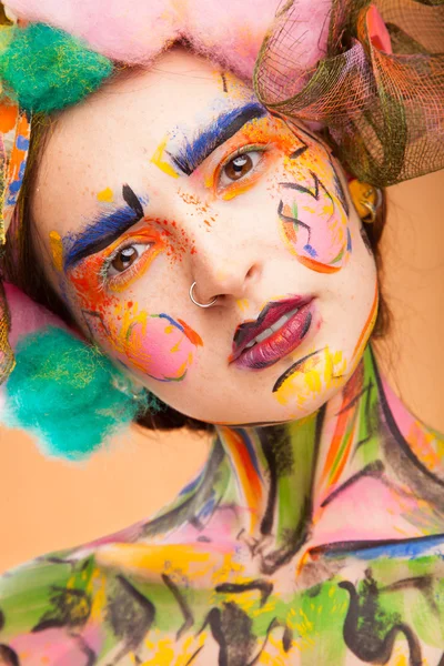 Femme au visage aux couleurs vives — Photo