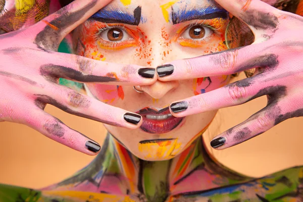 Mujer con cara de color brillante arte — Foto de Stock