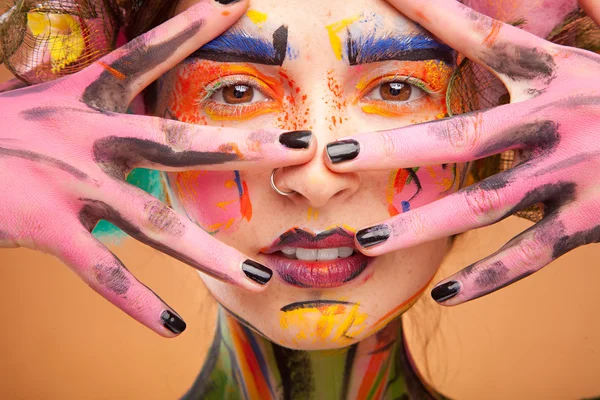 Жінка з яскравим кольором обличчя мистецтва — стокове фото