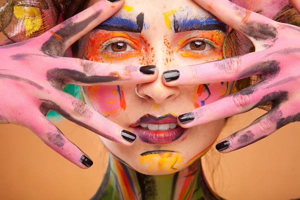 Mujer con cara de color brillante arte — Foto de Stock