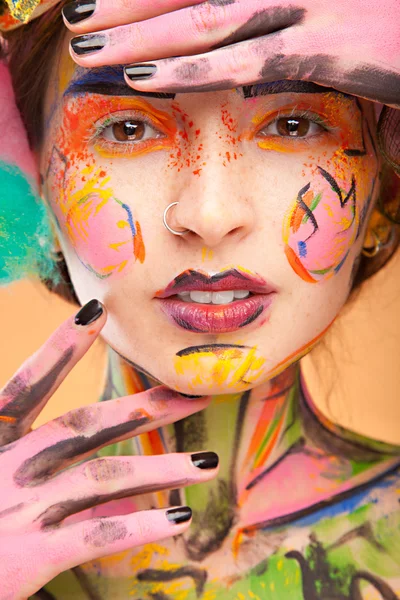 Mujer con cara de color brillante arte — Foto de Stock