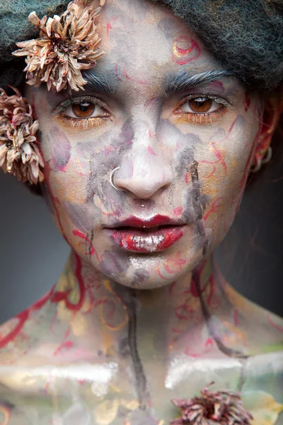 Mujer con pelo gris y arte creativo de la cara —  Fotos de Stock