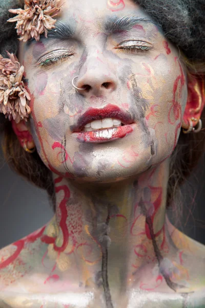 Mujer con pelo gris y arte creativo de la cara —  Fotos de Stock