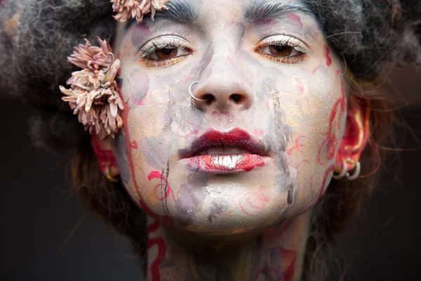 Femme aux cheveux gris et au visage créatif — Photo