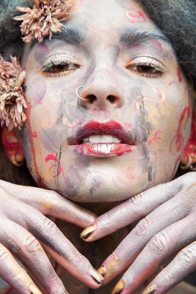 Mujer con pelo gris y arte creativo de la cara — Foto de Stock