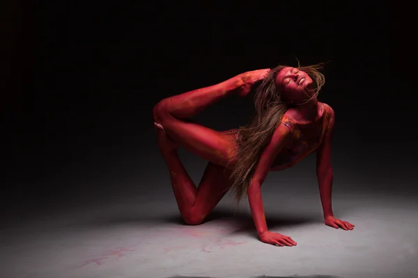 Esporte mulher em vermelho posando em estúdio — Fotografia de Stock