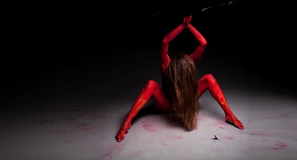 Esporte mulher em vermelho posando em estúdio — Fotografia de Stock