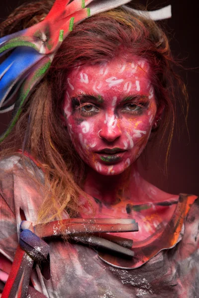 Чуттєва дівчина з барвистим мистецтвом тіла — стокове фото