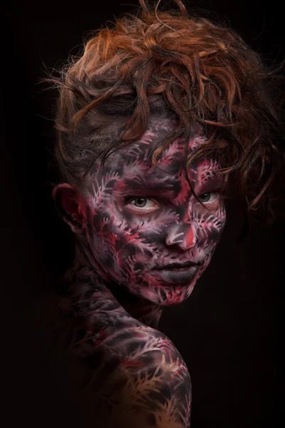 Chica con arte de la cara pintada oscura — Foto de Stock