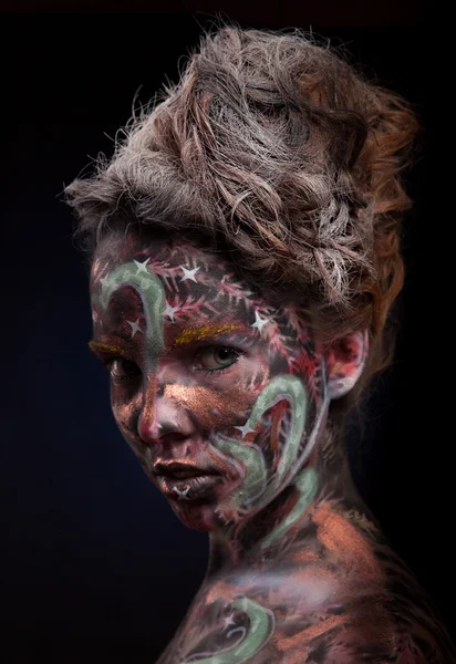 Menina com arte facial pintada de escuro — Fotografia de Stock