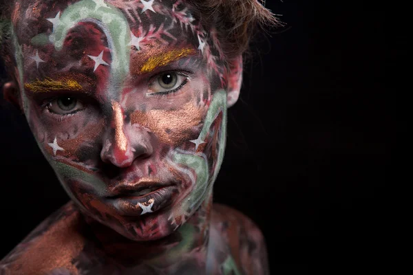 Menina com arte facial pintada de escuro — Fotografia de Stock