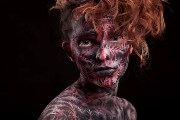 Menina com arte facial pintada de escuro — Fotografia de Stock