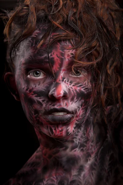 Chica con arte de la cara pintada oscura — Foto de Stock