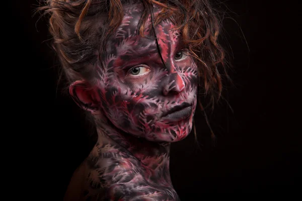 Chica con arte de la cara pintada oscura — Foto de Stock