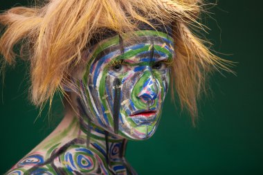 Geleneksel Afrika kabile yüz boyama kadınla